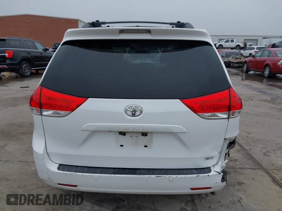 2014 Toyota Sienna XLE z VIN 5TDYK3DC5ES439511, wystawiony jako IAAI lot #41510779 z przebiegiem 218 782 mil mil oraz . Historia ofert i sprzedaży dostępna na DreamBid. Obrazek 17.