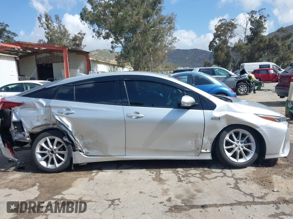 2017 Toyota Prius Plus z VIN JTDKARFP4H3035214, wystawiony jako IAAI lot #41952143 z przebiegiem 166 687 mil mil oraz . Historia ofert i sprzedaży dostępna na DreamBid. Obrazek 13.