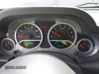 2007 Jeep Wrangler Unlimited Sahara z VIN 1J8GA59187L104774, wystawiony jako IAAI lot #42485359 z przebiegiem 192 254 mil mil oraz . Historia ofert i sprzedaży dostępna na DreamBid. Obrazek 7.