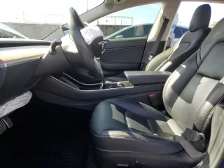 2018 Tesla Model 3 Long Range Battery z VIN 5YJ3E1EB4JF083983, wystawiony jako Copart lot #45250445 z przebiegiem 61 042 mil mil oraz Szkoda całkowita • Salvage title. Historia ofert i sprzedaży dostępna na DreamBid. Obrazek 7.