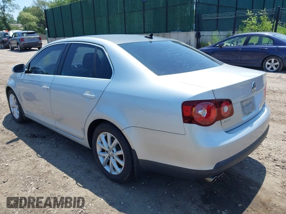 2010 Volkswagen Jetta Limited Edition z VIN 3VWRZ7AJ9AM037296, wystawiony jako IAAI lot #42565746 z przebiegiem 109 660 mil mil oraz . Historia ofert i sprzedaży dostępna na DreamBid. Obrazek 3.