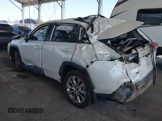 2021 Toyota RAV4 XLE Premium z VIN 2T3A1RFV1MW153237, wystawiony jako IAAI lot #42519130 z przebiegiem 52 471 mil mil oraz . Historia ofert i sprzedaży dostępna na DreamBid. Obrazek 3.
