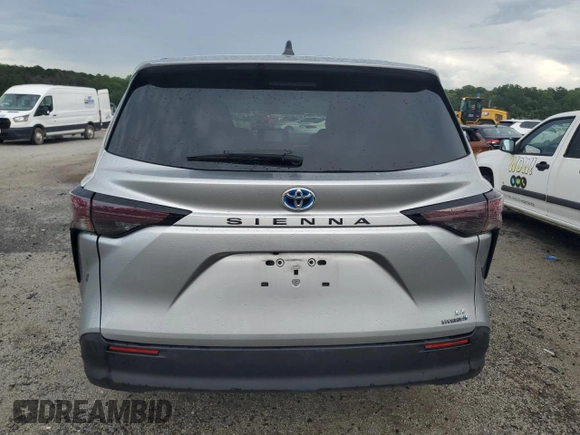 2024 Toyota Sienna LE z VIN 5TDKRKEC7RS188975, wystawiony jako Copart lot #61656985 z przebiegiem 1 017 mil mil oraz Szkoda całkowita • Salvage title. Historia ofert i sprzedaży dostępna na DreamBid. Obrazek 6.