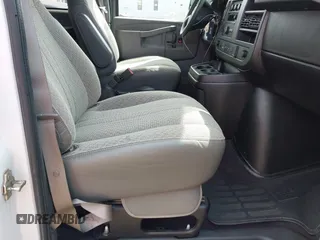 2020 Chevrolet Express Passenger LT z VIN 1GAZGPFG0L1243105, wystawiony jako IAAI lot #42086334 z przebiegiem 79 370 mil mil oraz . Historia ofert i sprzedaży dostępna na DreamBid. Obrazek 5.