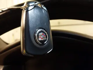 2015 Cadillac Escalade Premium z VIN 1GYS4CKJ8FR208128, wystawiony jako IAAI lot #41908785 z przebiegiem 164 598 mil mil oraz . Historia ofert i sprzedaży dostępna na DreamBid. Obrazek 11.
