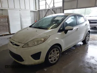 2013 Ford Fiesta S z VIN 3FADP4TJ2DM215185, wystawiony jako IAAI lot #42365480 z przebiegiem 193 072 mil mil oraz . Historia ofert i sprzedaży dostępna na DreamBid. Obrazek 6.