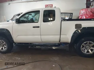2016 Toyota Tacoma SR z VIN 5TFSX5ENXGX042148, wystawiony jako IAAI lot #41592688 z przebiegiem 126 528 mil mil oraz . Historia ofert i sprzedaży dostępna na DreamBid. Obrazek 14.