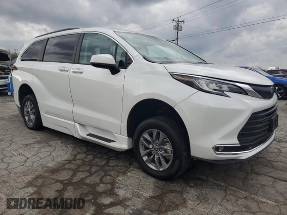 2022 Toyota Sienna XLE z VIN 5TDJRKECXNS075897, wystawiony jako Copart lot #51856935 z przebiegiem 15 805 mil mil oraz Czysty tytuł • Clean title. Historia ofert i sprzedaży dostępna na DreamBid. Obrazek 4.