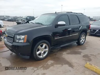 2014 Chevrolet Tahoe LTZ z VIN 1GNSCCE04ER141920, wystawiony jako IAAI lot #41484239 z przebiegiem 98 855 mil mil oraz . Historia ofert i sprzedaży dostępna na DreamBid. Obrazek 2.