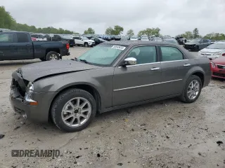 2008 Chrysler 300 z VIN 2C3LK33G78H151561, wystawiony jako Copart lot #58043655 z przebiegiem 208 848 mil mil oraz Czysty tytuł • Clean title. Historia ofert i sprzedaży dostępna na DreamBid. Obrazek 1.