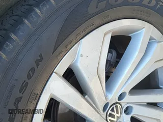 2023 Volkswagen Atlas SE z VIN 1V2HR2CA5PC526012, wystawiony jako IAAI lot #42796408 z przebiegiem 41 216 mil mil oraz . Historia ofert i sprzedaży dostępna na DreamBid. Obrazek 51.