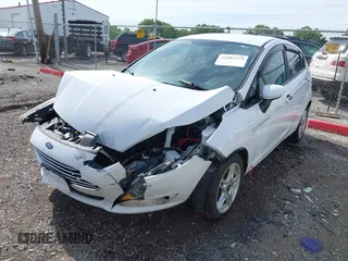 2018 Ford Fiesta SE z VIN 3FADP4EJXJM100407, wystawiony jako IAAI lot #42285374 z przebiegiem 90 261 mil mil oraz . Historia ofert i sprzedaży dostępna na DreamBid. Obrazek 2.