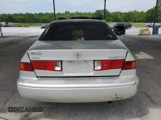 2001 Toyota Camry CE z VIN 4T1BG22K11U784435, wystawiony jako Copart lot #57150025 z przebiegiem 32 777 mil mil oraz Czysty tytuł • Clean title. Historia ofert i sprzedaży dostępna na DreamBid. Obrazek 6.