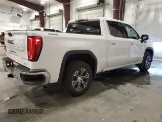 2025 GMC Sierra 1500 SLT z VIN 1GTUUDED0SZ240561, wystawiony jako Copart lot #60465185 z przebiegiem 6 904 mil mil oraz Czysty tytuł • Clean title. Historia ofert i sprzedaży dostępna na DreamBid. Obrazek 3.