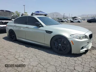 2013 BMW M5 z VIN WBSFV9C56DC774094, wystawiony jako Copart lot #55302565 z przebiegiem 100 605 mil mil oraz Tytuł czysty. Historia ofert i sprzedaży dostępna na DreamBid. Obrazek 4.