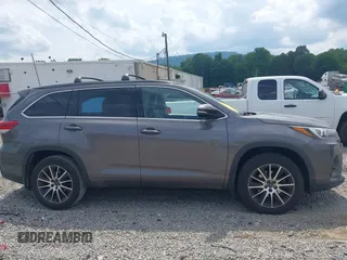 2018 Toyota Highlander SE z VIN 5TDJZRFH6JS495380, wystawiony jako IAAI lot #42427831 z przebiegiem 117 159 mil mil oraz . Historia ofert i sprzedaży dostępna na DreamBid. Obrazek 14.