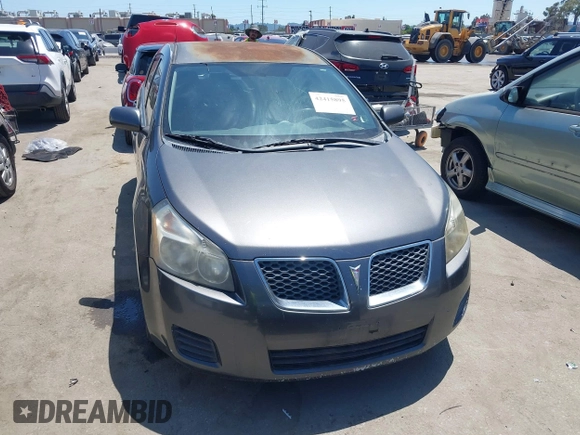 2009 Pontiac Vibe 1SB z VIN 5Y2SP67069Z402305, wystawiony jako IAAI lot #42415895 z przebiegiem 139 533 mil mil oraz . Historia ofert i sprzedaży dostępna na DreamBid. Obrazek 6.
