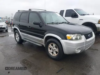 2007 Ford Escape XLT with VIN 1FMYU03107KC08224, listed as a IAAI auction lot 41796105 with 194,640 mi miles. Bid and sale history available at carsss.com. Image 1.