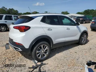 2021 Buick Encore GX Select z VIN KL4MMDSL1MB080983, wystawiony jako Copart lot #57167195 z przebiegiem Nie podano mil oraz Szkoda całkowita • Salvage title. Historia ofert i sprzedaży dostępna na DreamBid. Obrazek 3.