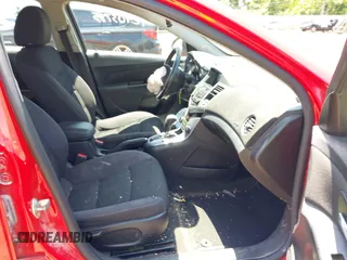 2014 Chevrolet Cruze 1LT z VIN 1G1PC5SBXE7230301, wystawiony jako IAAI lot #42403785 z przebiegiem 141 630 mil mil oraz . Historia ofert i sprzedaży dostępna na DreamBid. Obrazek 5.