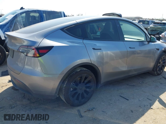 2024 Tesla Model Y Long Range with VIN 7SAYGDEE5RA290907, listed as a IAAI auction lot 41705170 with 4,099 mi miles. Bid and sale history available at carsss.com. Image 4.