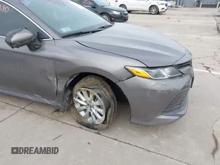 2019 Toyota Camry LE z VIN 4T1B11HK7KU759723, wystawiony jako IAAI lot #41679210 z przebiegiem 35 613 mil mil oraz . Historia ofert i sprzedaży dostępna na DreamBid. Obrazek 6.