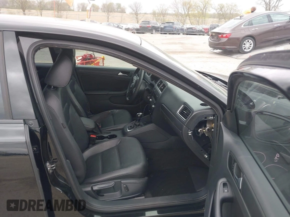 2014 Volkswagen Jetta SE z VIN 3VWD17AJ7EM388375, wystawiony jako IAAI lot #42144779 z przebiegiem 104 801 mil mil oraz . Historia ofert i sprzedaży dostępna na DreamBid. Obrazek 5.
