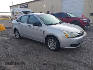 2008 Ford Focus SE z VIN 1FAHP35N58W125126, wystawiony jako IAAI lot #42252396 z przebiegiem 142 336 mil mil oraz . Historia ofert i sprzedaży dostępna na DreamBid. Obrazek 1.