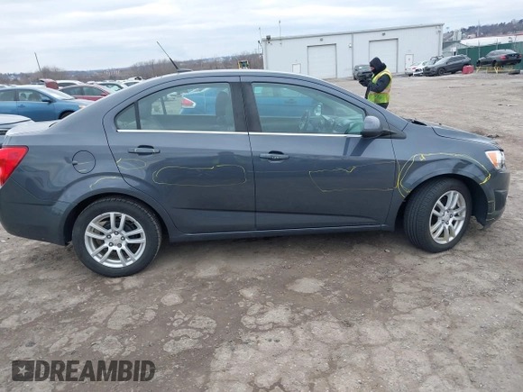 2012 Chevrolet Sonic LT z VIN 1G1JC5SH0C4173373, wystawiony jako IAAI lot #41628285 z przebiegiem 113 561 mil mil oraz . Historia ofert i sprzedaży dostępna na DreamBid. Obrazek 13.