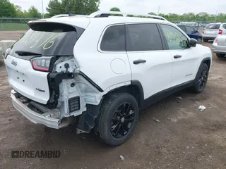 2019 Jeep Cherokee Latitude Plus z VIN 1C4PJLLX8KD160404, wystawiony jako IAAI lot #42281376 z przebiegiem 20 566 mil mil oraz . Historia ofert i sprzedaży dostępna na DreamBid. Obrazek 4.