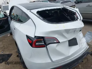2025 Tesla Model Y Long Range z VIN 7SAYGDED9SA357876, wystawiony jako IAAI lot #41555227 z przebiegiem 1 600 mil mil oraz . Historia ofert i sprzedaży dostępna na DreamBid. Obrazek 6.