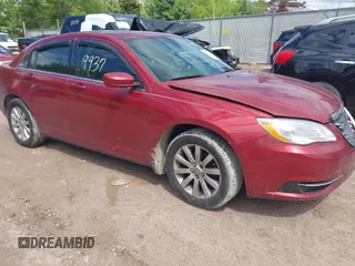 2011 Chrysler 200 Touring z VIN 1C3BC1FB4BN569474, wystawiony jako IAAI lot #42329937 z przebiegiem 160 695 mil mil oraz . Historia ofert i sprzedaży dostępna na DreamBid. Obrazek 1.