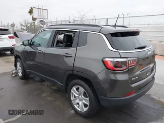 2022 Jeep Compass Latitude z VIN 3C4NJDBB2NT176163, wystawiony jako IAAI lot #42042396 z przebiegiem 174 025 mil mil oraz . Historia ofert i sprzedaży dostępna na DreamBid. Obrazek 3.