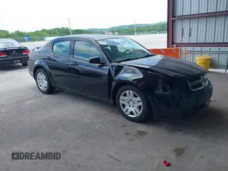 2014 Dodge Avenger SE z VIN 1C3CDZAB1EN147688, wystawiony jako IAAI lot #42518620 z przebiegiem 150 031 mil mil oraz . Historia ofert i sprzedaży dostępna na DreamBid. Obrazek 1.