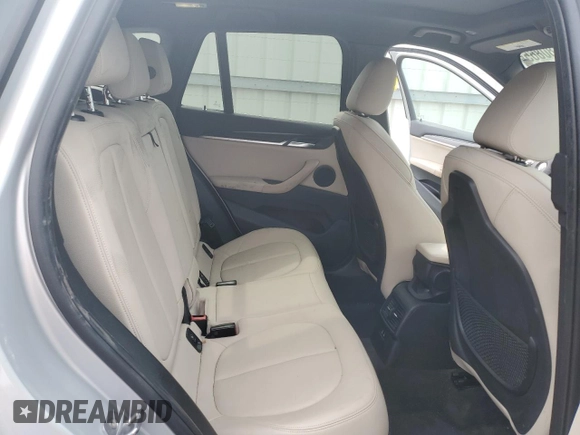 2018 BMW X1 sDrive28i z VIN WBXHU7C32J3H44095, wystawiony jako Copart lot #53780865 z przebiegiem Nie podano mil oraz Szkody całkowita. Historia ofert i sprzedaży dostępna na DreamBid. Obrazek 11.