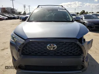 2023 Toyota Corolla Cross LE z VIN 7MUBAABG8PV045934, wystawiony jako Copart lot #52174075 z przebiegiem 11 378 mil mil oraz Szkody całkowita. Historia ofert i sprzedaży dostępna na DreamBid. Obrazek 5.