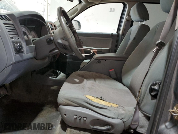2005 Dodge Dakota SLT z VIN 1D7HW48N95S166589, wystawiony jako Copart lot #54868565 z przebiegiem 228 682 mil mil oraz Szkoda całkowita • Salvage title. Historia ofert i sprzedaży dostępna na DreamBid. Obrazek 7.
