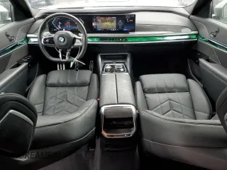 2024 BMW 7 Series 740i z VIN WBA23EH04RCR70301, wystawiony jako Copart lot #75897284 z przebiegiem 9 121 mil mil oraz Czysty tytuł • Clean title. Historia ofert i sprzedaży dostępna na DreamBid. Obrazek 8.