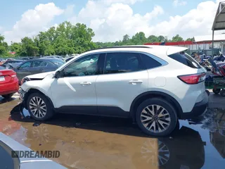 2020 Ford Escape Titanium z VIN 1FMCU9J90LUA39747, wystawiony jako IAAI lot #42369890 z przebiegiem 31 425 mil mil oraz . Historia ofert i sprzedaży dostępna na DreamBid. Obrazek 14.