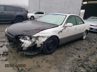 1998 Lexus ES 300 Luxury Sport Sdn with VIN JT8BF28G2W5032057, listed as a Copart auction lot 45032425 with 218,837 mi miles and Salvage Title. Bid and sale history available at carsss.com. Image 1.