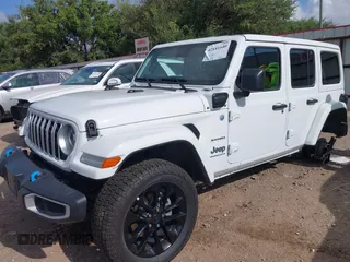 2024 Jeep Wrangler Sahara z VIN 1C4RJXP6XRW249035, wystawiony jako IAAI lot #42441640 z przebiegiem 34 128 mil mil oraz . Historia ofert i sprzedaży dostępna na DreamBid. Obrazek 19.