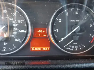 2013 BMW X1 28i z VIN WBAVM1C58DVW45105, wystawiony jako IAAI lot #42049919 z przebiegiem 141 020 mil mil oraz . Historia ofert i sprzedaży dostępna na DreamBid. Obrazek 7.
