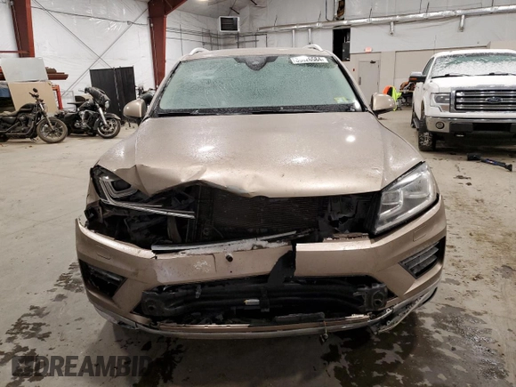 2016 Volkswagen Touareg Sport with VIN WVGEF9BP3GD010197, listed as a Copart auction lot 85826584 with 106,375 mi miles and Salvage Title. Bid and sale history available at DreamBid. Image 5.