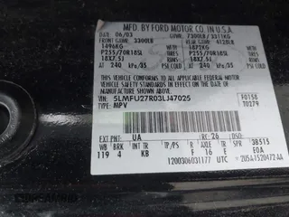 2003 Lincoln Navigator Ultimate with VIN 5LMFU27R03LJ47025, listed as a IAAI auction lot 41530068 with 236,200 mi miles. Bid and sale history available at carsss.com. Image 9.