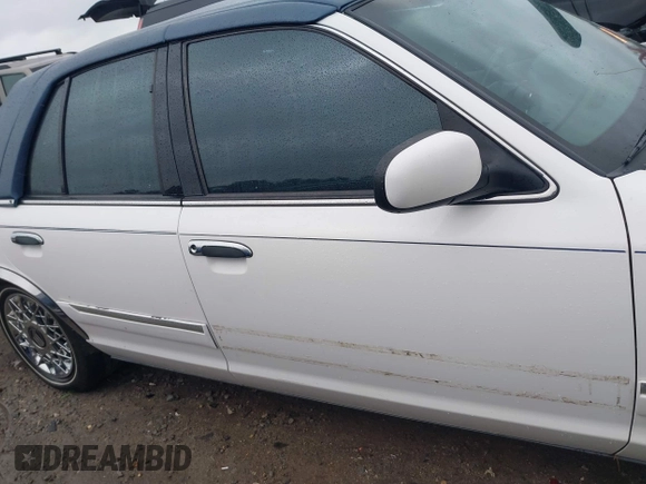 1999 Mercury Grand Marquis GS z VIN 2MEFM74W9XX622371, wystawiony jako IAAI lot #41721054 z przebiegiem 131 724 mil mil oraz . Historia ofert i sprzedaży dostępna na DreamBid. Obrazek 13.