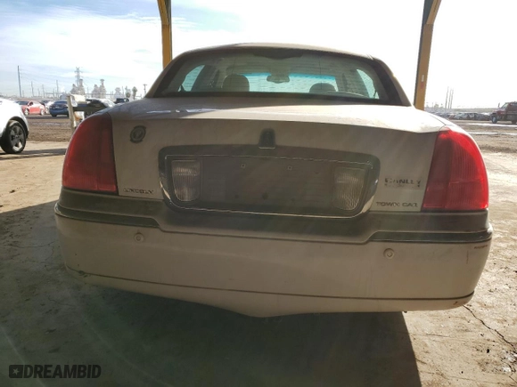 2005 Lincoln Town Car Signature Limited with VIN 1LNHM82W25Y671990, listed as a Copart auction lot 45221615 with 105,177 mi miles and Salvage Title. Bid and sale history available at carsss.com. Image 6.