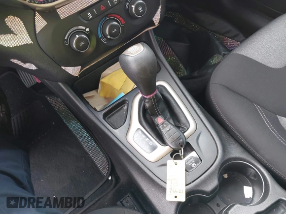 2018 Jeep Cherokee Latitude с VIN 1C4PJLCXXJD556624, выставлен на аукционе IAAI как лот 42464810 с пробегом 63 570 миль миль и . История ставок и продаж доступна на DreamBid. Изображение 11.