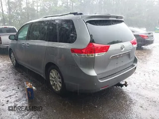 2011 Toyota Sienna XLE z VIN 5TDDK3DC1BS002387, wystawiony jako IAAI lot #42373126 z przebiegiem 279 026 mil mil oraz . Historia ofert i sprzedaży dostępna na DreamBid. Obrazek 3.
