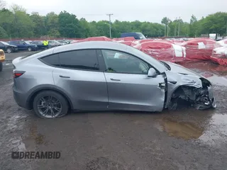 2024 Tesla Model Y Long Range z VIN 7SAYGDEE7RA300756, wystawiony jako IAAI lot #41922910 z przebiegiem 4 262 mil mil oraz . Historia ofert i sprzedaży dostępna na DreamBid. Obrazek 14.