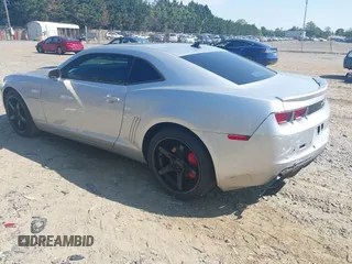 2011 Chevrolet Camaro 2LT z VIN 2G1FG1ED0B9203589, wystawiony jako IAAI lot #42200667 z przebiegiem 161 238 mil mil oraz . Historia ofert i sprzedaży dostępna na DreamBid. Obrazek 3.
